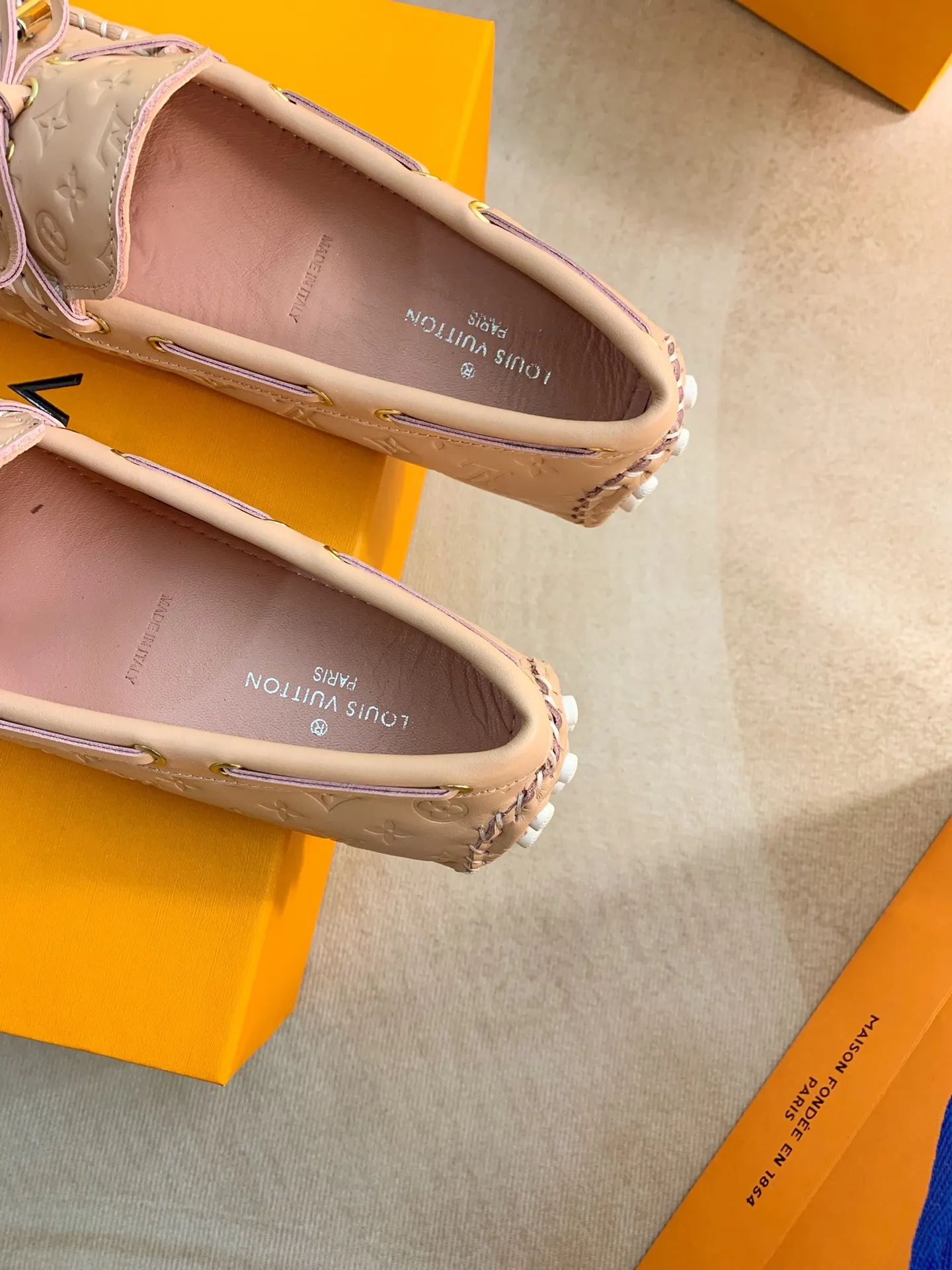 p460💰Couple model❤️🇫🇷 𝙇𝙤𝙪𝙞𝙨 𝙑𝙪𝙞𝙩𝙩𝙤𝙣 🇫🇷Louis Vuitton 2023 Classic𝓛𝓿 𝓣𝓻𝓪𝓲𝓷𝓮𝓻 Sports Series ➪➪➪¯ [Arizona Doudou Shoes Series] ▪️▪️▪️Arizona slip-on shoes are made of Monogram Eclipse canvas. Its hand-painted and dyed edges and hand-sewn uppers fully demonstrate Louis Vuitton's traditional shoemaking craftsmanship. This slip-on shoe is very lightweight. The integrated tongue and upper make it particularly comfortable and flexible. The soft outsole is equipped with rubber padding. Decorated with matching sash. Detailed features: ☑️Monogram Eclipse canvas ☑️Black Eclipse pattern ☑️Hand-painted shoe edges ☑️Hand-sewn uppers (each pair takes time to process) ☑️Integrated tongue and upper construction ☑️Outsole equipped with rubber lining ☑️size: 35_46